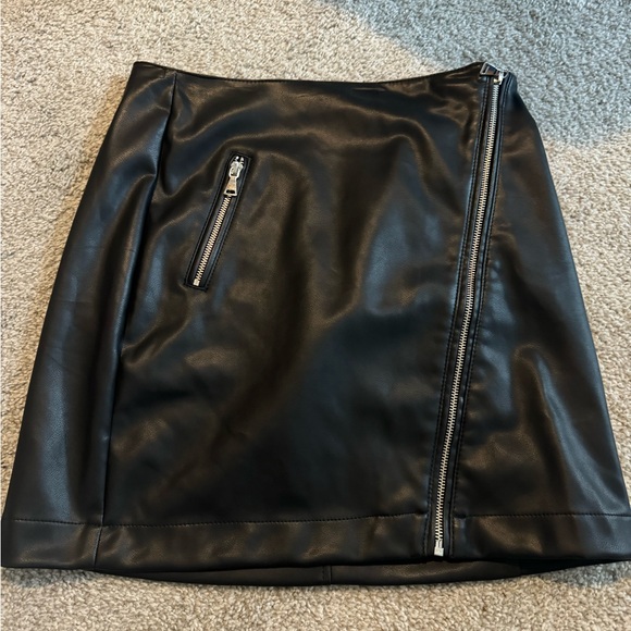 Express Leather Skirt with zipper in the front - Picture 1 of 4